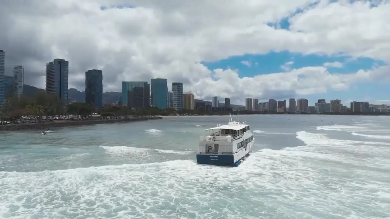 Hawaii Yacht Passenger Boat Aground: Dramatic Rescue of Discovery